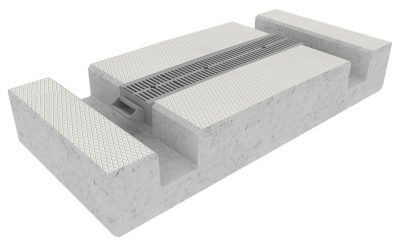 dalles de voie drainantes, avec un caniveau de drainage intégré permettant d'évacuer l'eau de pluie des rainures des rails ainsi que de la surface de la voie vers les regards de canalisation.